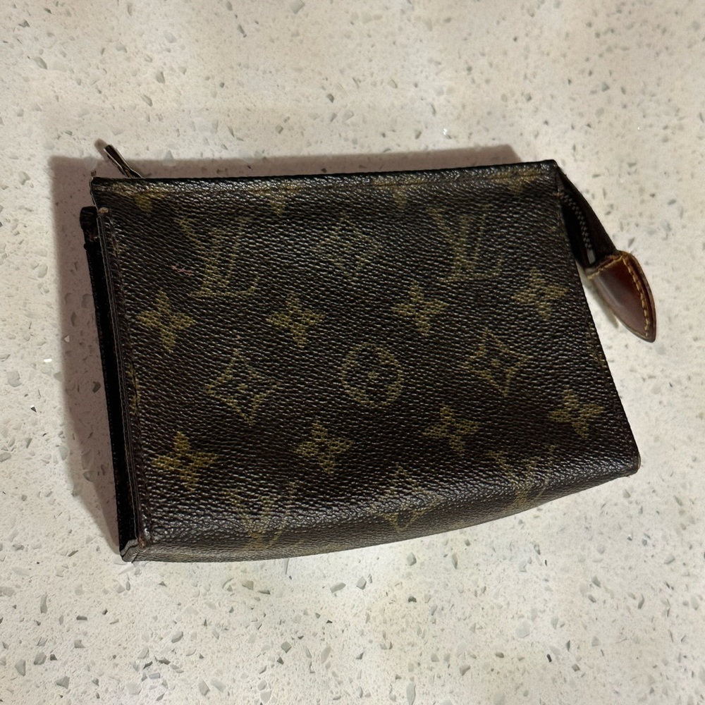 Authentic Louis Vuitton vintage toiletry 15 bag